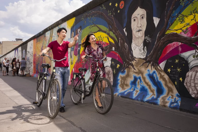 Touristen an der Berliner Mauer, einer der Sehenswürdigkeiten in Berlin