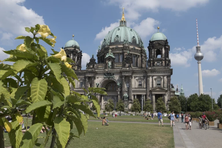 Berliner Dom im Sommer