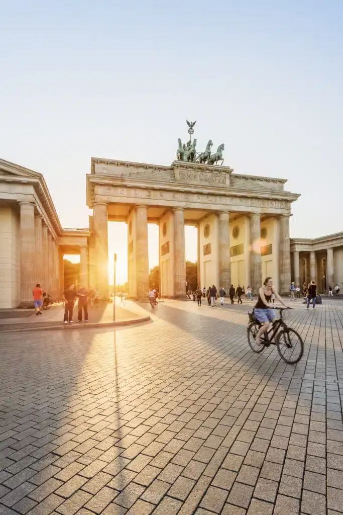 Brandenburger Tor in Berlin im Sonnenaufgang