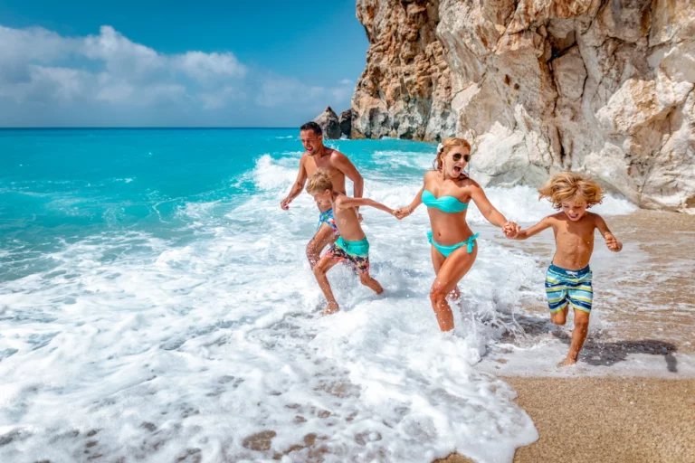 Familie am Strand macht Familienurlaub