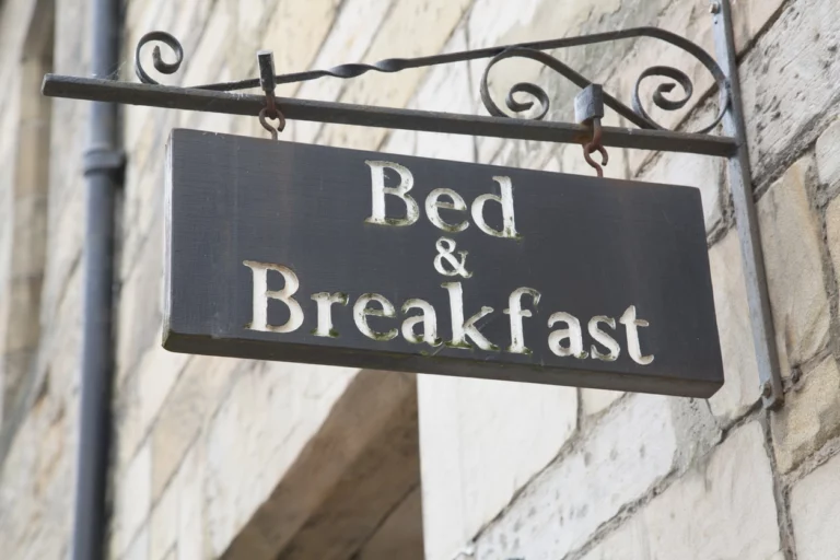 Schild an einer Schild an einer Privatunterkunft in Berlin mit der Aufschrift Bed & Breakfast